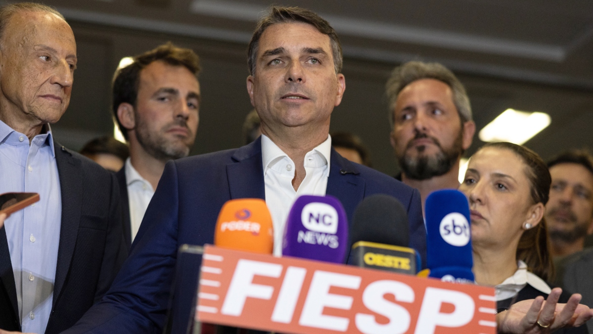 Flávio Bolsonaro reafirma contas de filme e cobra explicações de Lula