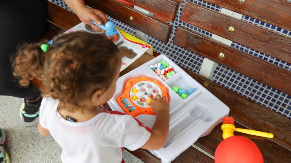 Multa por ausência escolar de criança com Down expõe drama da inclusão na prática