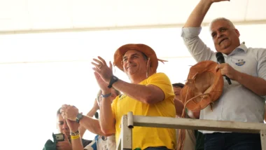 Flávio Bolsonaro inicia a campanha presidencial pelo Nordeste nesta terça-feira (25), com compromissos em Alagoas.