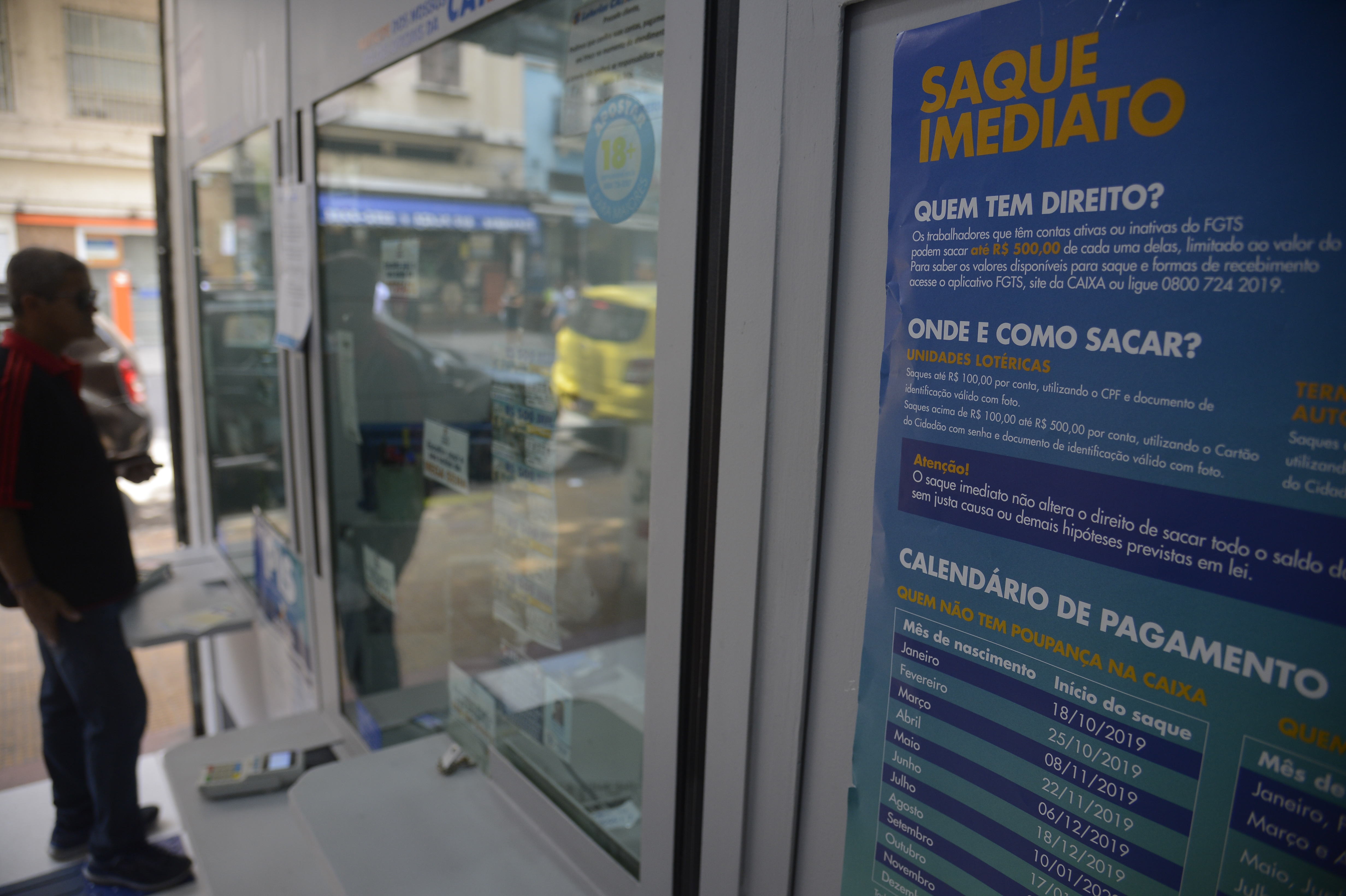 Funcionária da Caixa foi demitida sob acusação de usar cargo para obter valores indevidos. Juiz determinou reintegração.