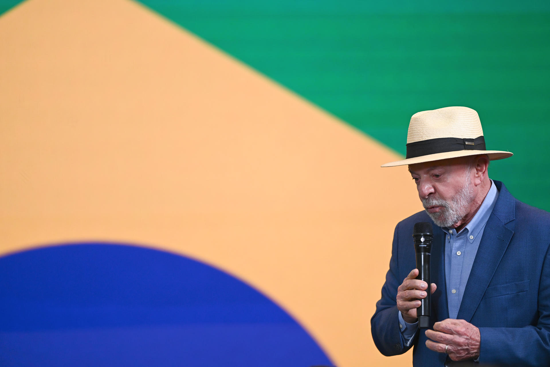 Lula é questionado sobre Lulinha e deixa entrevista no QG do Exército, em Brasília