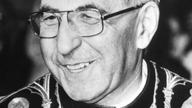 Albino Luciani foi eleito papa em 26 de agosto de 1978 e adotou o nome João Paulo I. Seu pontificado durou apenas 33 dias, um dos mais breves da história da Igreja Católica.