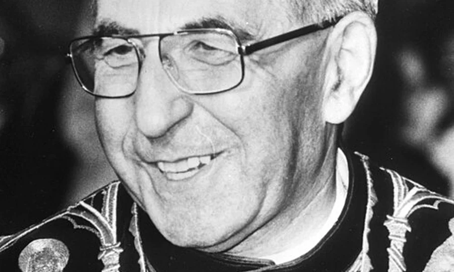 Albino Luciani foi eleito papa em 26 de agosto de 1978 e adotou o nome João Paulo I. Seu pontificado durou apenas 33 dias, um dos mais breves da história da Igreja Católica.