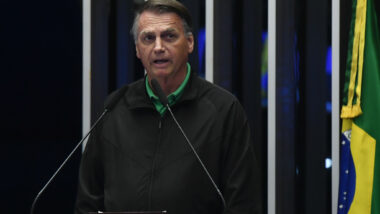 Defesa de Bolsonaro pede prazo a Moraes para transferir titularidade de armas