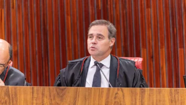 Mendonça manda remover deepfake que associa Flávio a Vorcaro