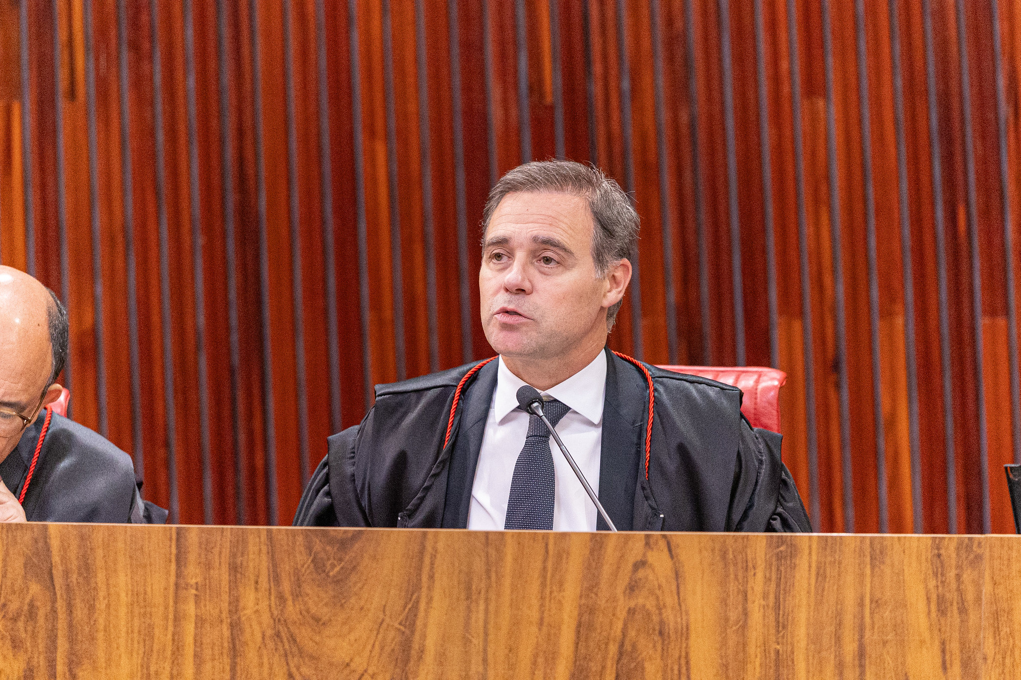 Mendonça manda remover deepfake que associa Flávio a Vorcaro e propõe nova regra
