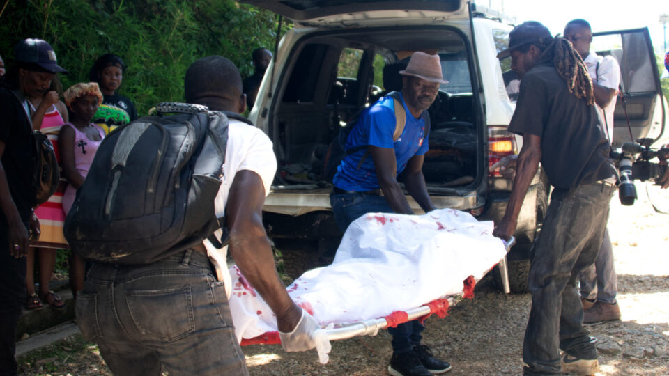 Criminosos executam 22 pessoas que buscaram abrigo em igreja no Haiti
