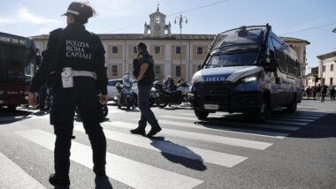 homem engana turistas itália