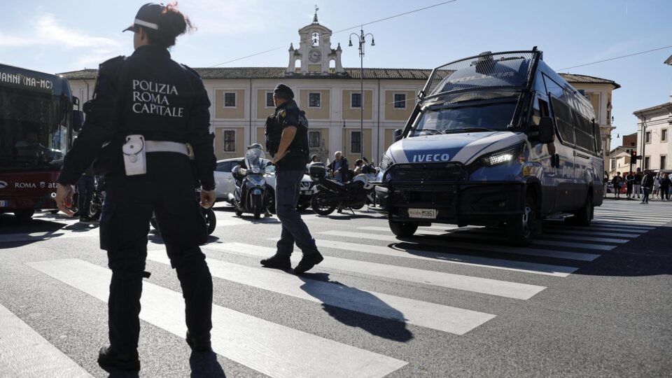 Homem constrói falso anfiteatro grego histórico e engana turistas por anos na Itália