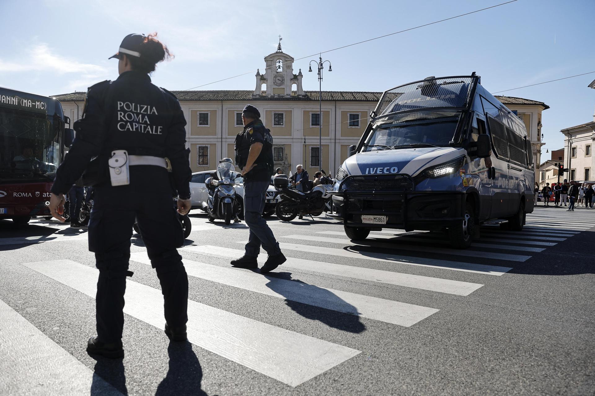 Homem constrói falso anfiteatro grego histórico e engana turistas por anos na Itália