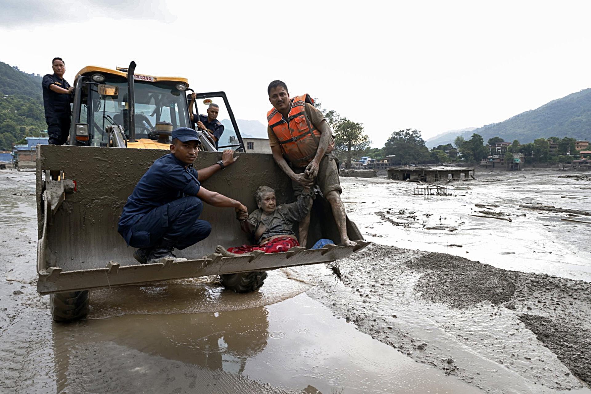 Enchente repentina após terremoto deixa mortos e desaparecidos na Ásia; veja vídeo