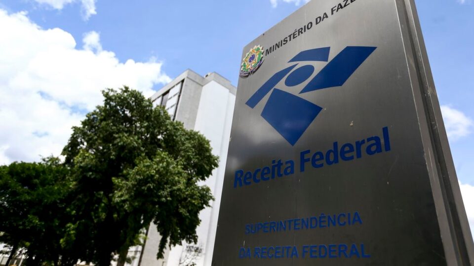 Justiça afasta servidor federal suspeito de fraudar R$ 1 bilhão em créditos tributários