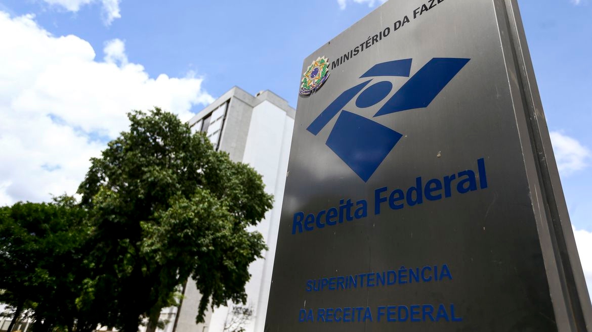 Justiça afasta servidor federal suspeito de fraudar R$ 1 bilhão em créditos tributários