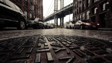 Sob as ruas de Nova York, uma extensa rede subterrânea virou cenário de uma série de incursões que intrigam as autoridades e levantam alertas sobre os riscos do acesso ilegal aos esgotos.