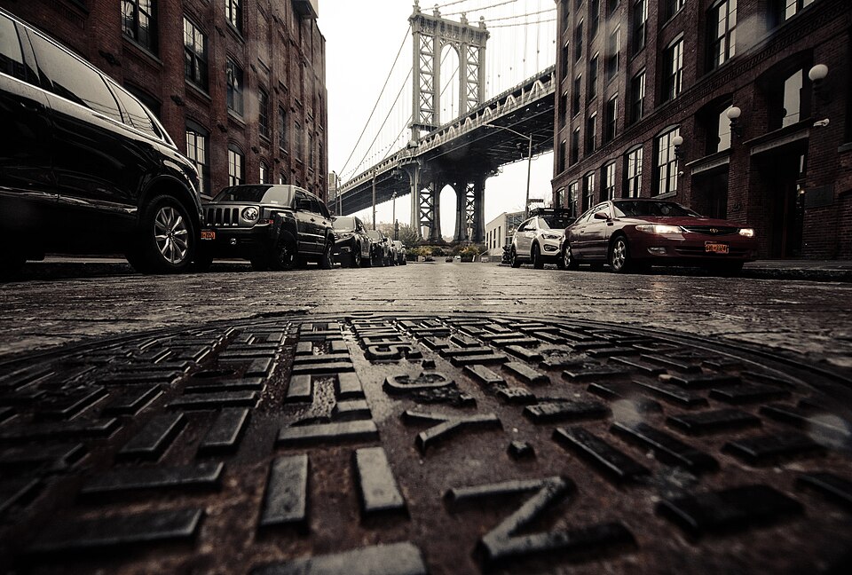 Polícia investiga vídeo misterioso de pessoas saindo de bueiros em Nova York