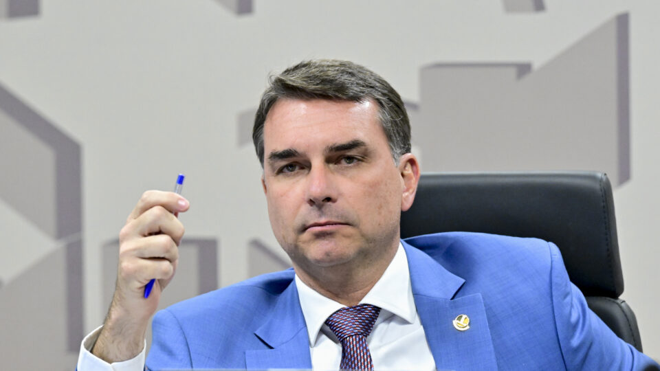 TJRJ revisa ação de Flávio Bolsonaro e autoriza exceção para revista íntima em presídios