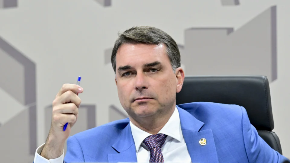 Enquanto era deputado estadual, Flávio acionou a Justiça contra proibição completa a revista íntima no Rio de Janeiro.