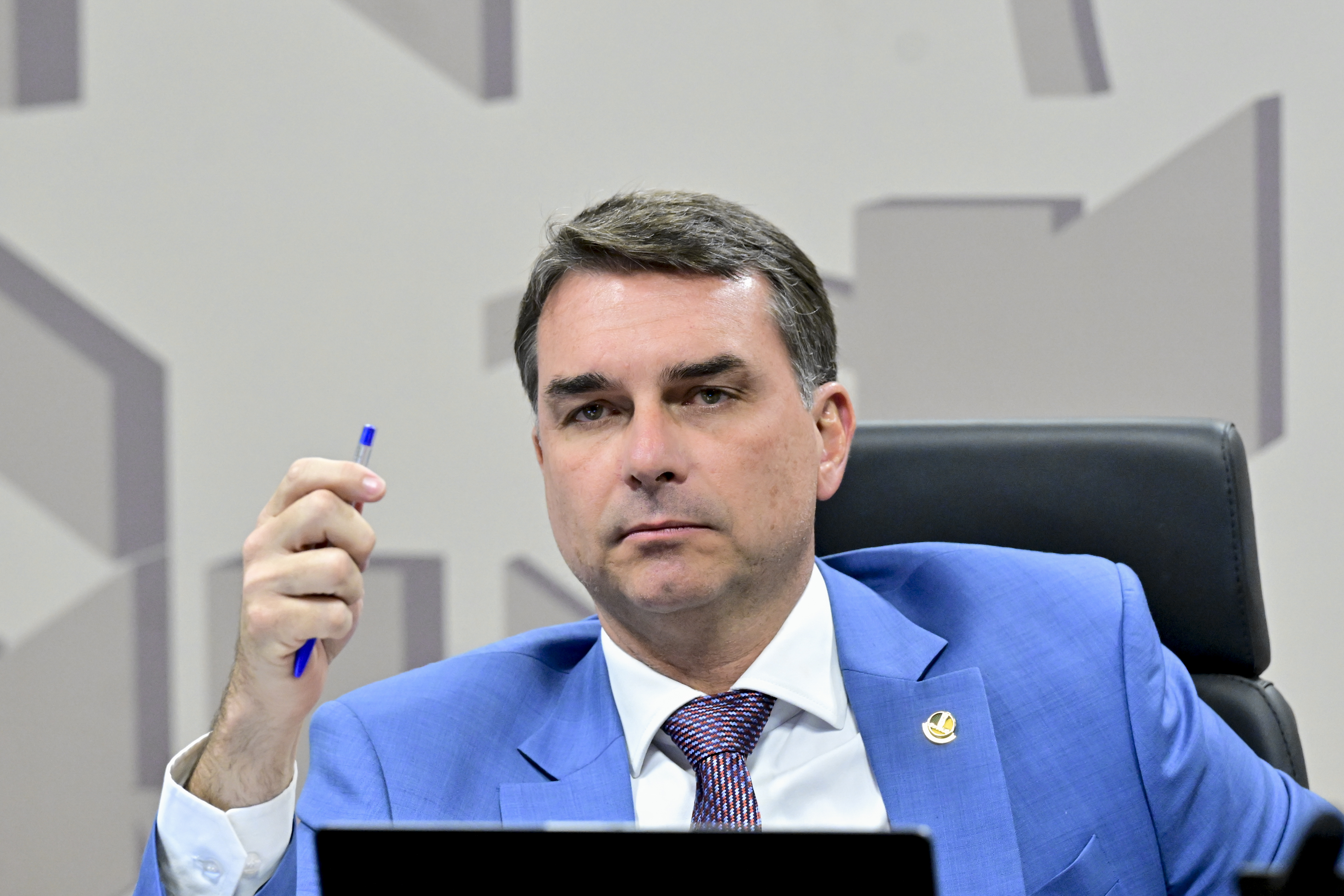 TJRJ revê ação de Flávio Bolsonaro e permite revista íntima excepcional em presídios