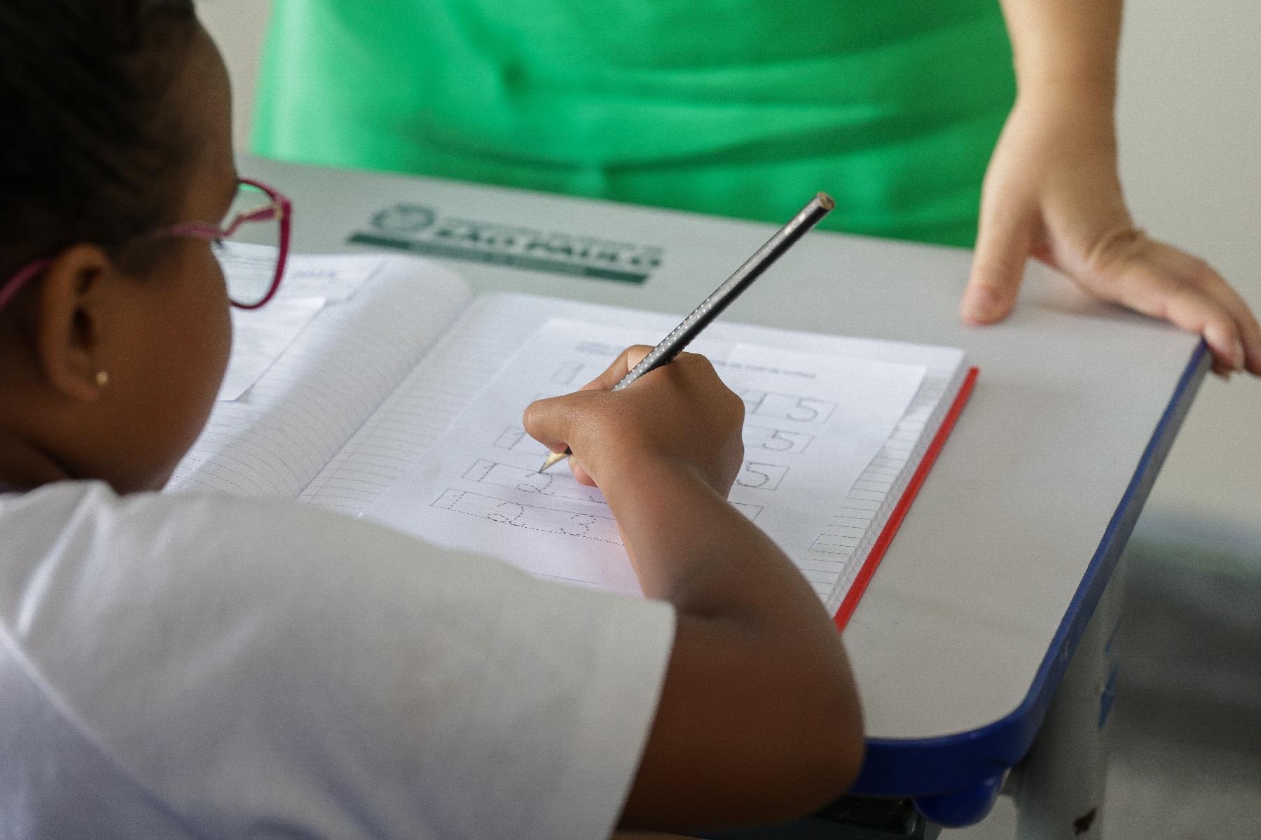 Gestora educacional perde cargo após indicar biografias de Hitler e Mussolini