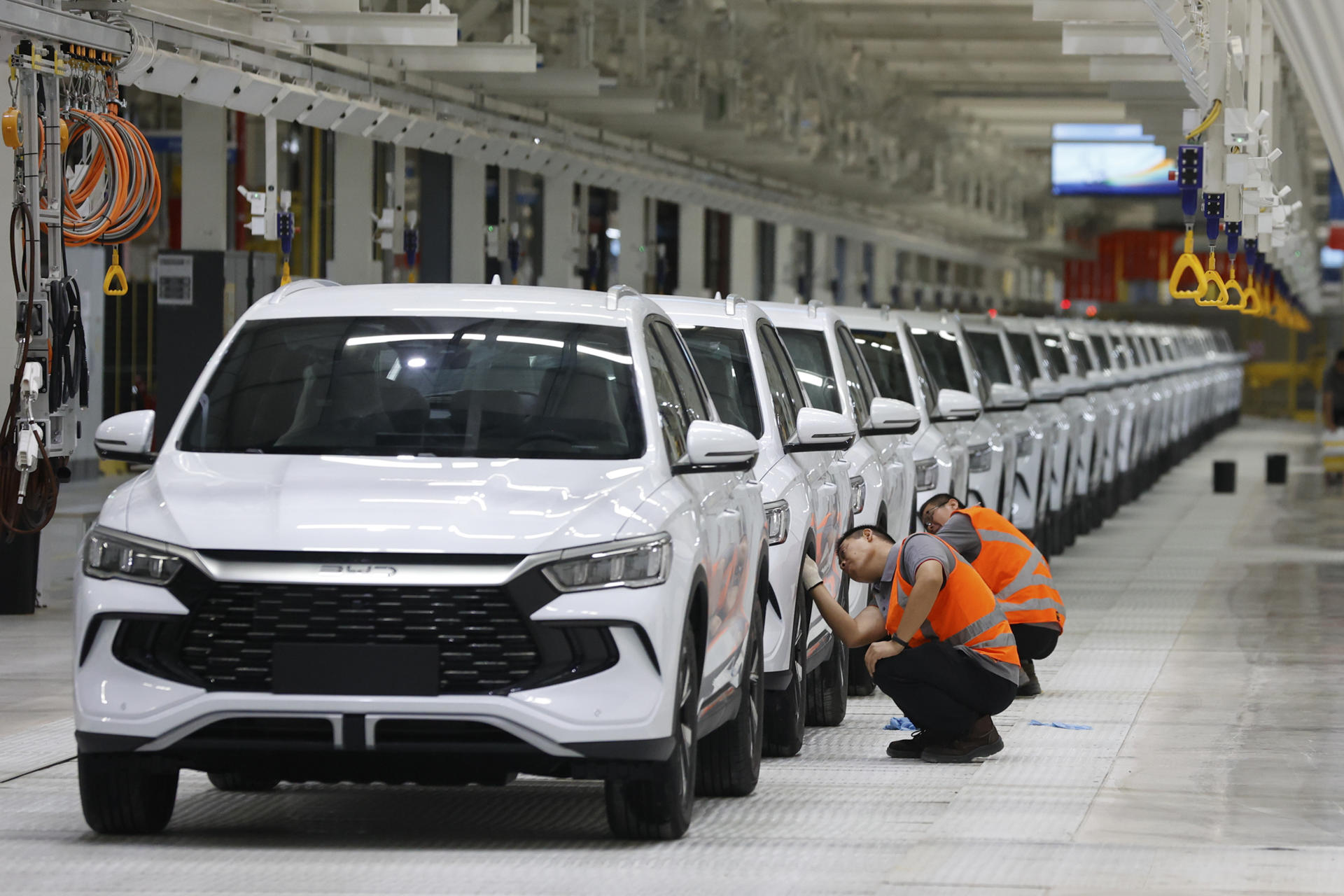 Carros elétricos podem ter imposto exclusivo? Crescimento da frota cria desafio fiscal