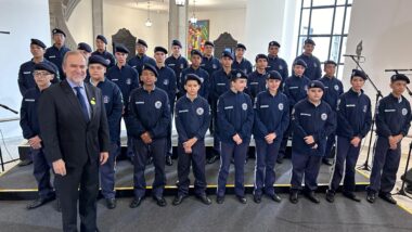 Novo regimento das escolas cívico-militares de SP proíbe porte de arma e retira regras de cabelo e barba.