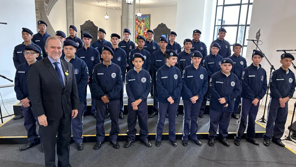 Novo regimento das escolas cívico-militares de SP proíbe porte de arma e retira regras de cabelo e barba.