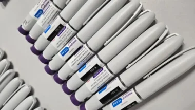 Estudos apontam que os efeitos dos medicamentos GLP-1 podem ir além do emagrecimento, com possíveis benefícios cardiovasculares e metabólicos.
