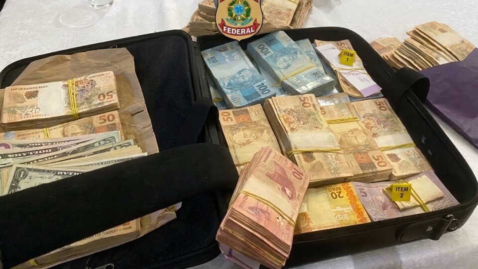 PF apreende R$ 510 mil em espécie com advogada em aeroporto de SP