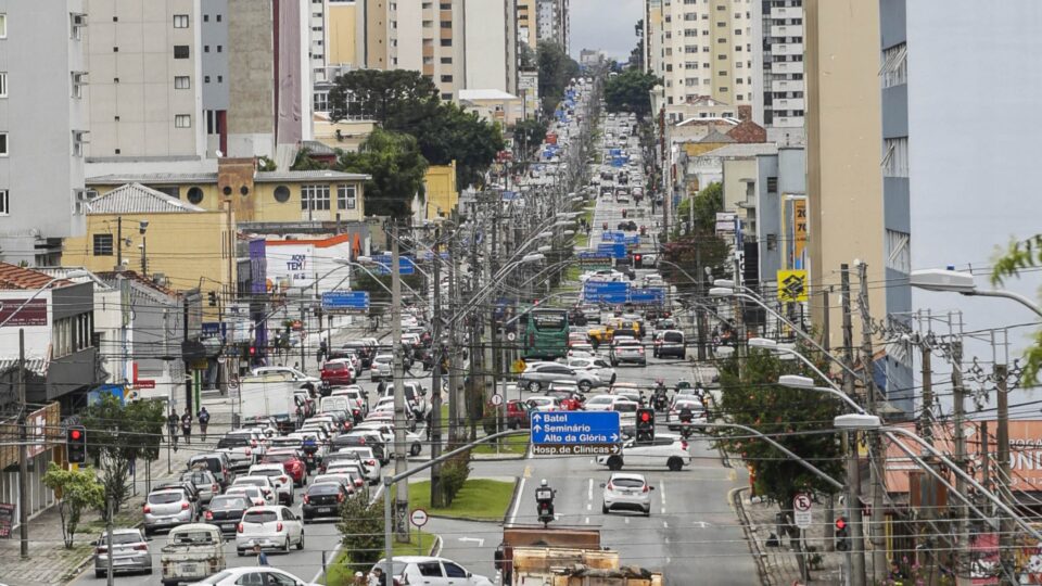 Curitiba e BNDES assinam acordo bilionário para enterrar fios elétricos