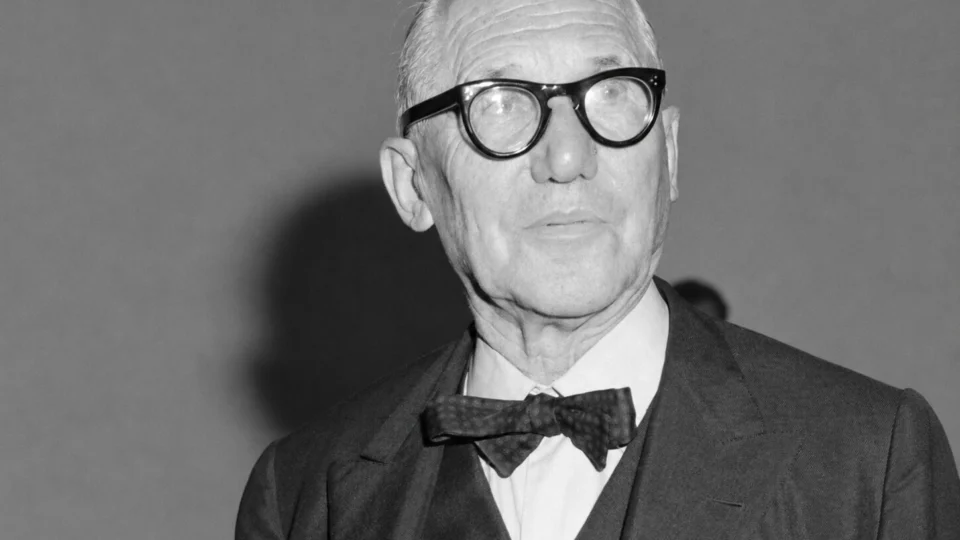 Le Corbusier ajudou a transformar a arquitetura moderna ao defender novas formas de pensar os espaços urbanos e a relação entre edifícios e seus moradores.