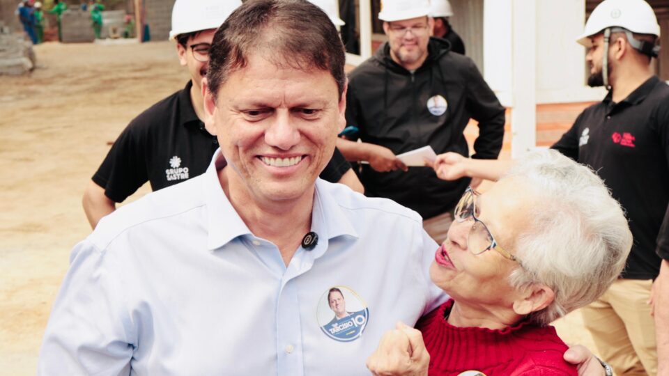 Tarcísio de Freitas cobra do governo federal medidas contra corrupção e afirma que Flávio Bolsonaro já esclareceu envolvimento em Dark Horse
