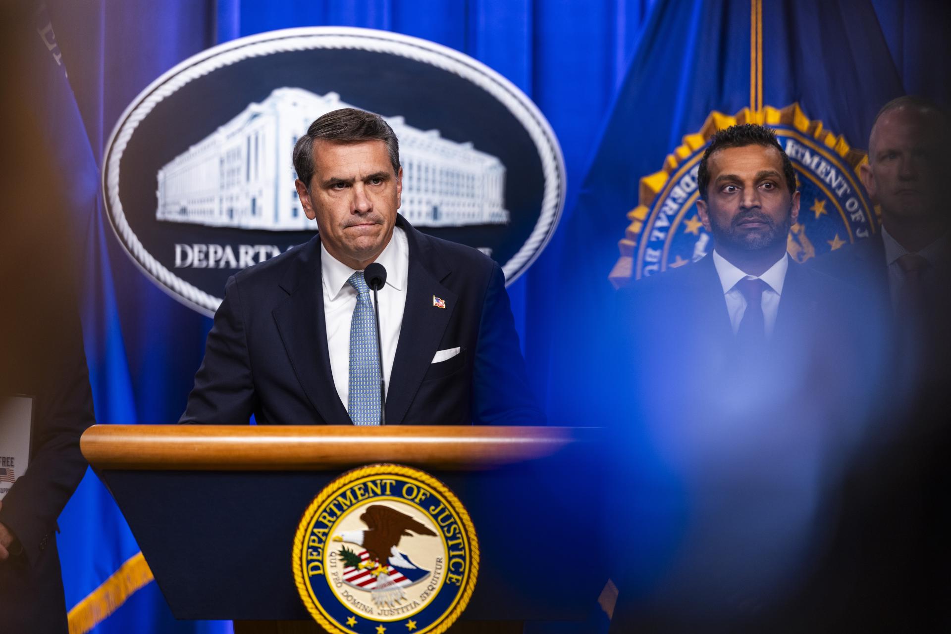 O procurador-geral dos EUA, Todd Blanche, ao lado do diretor do FBI, Kash Patel.