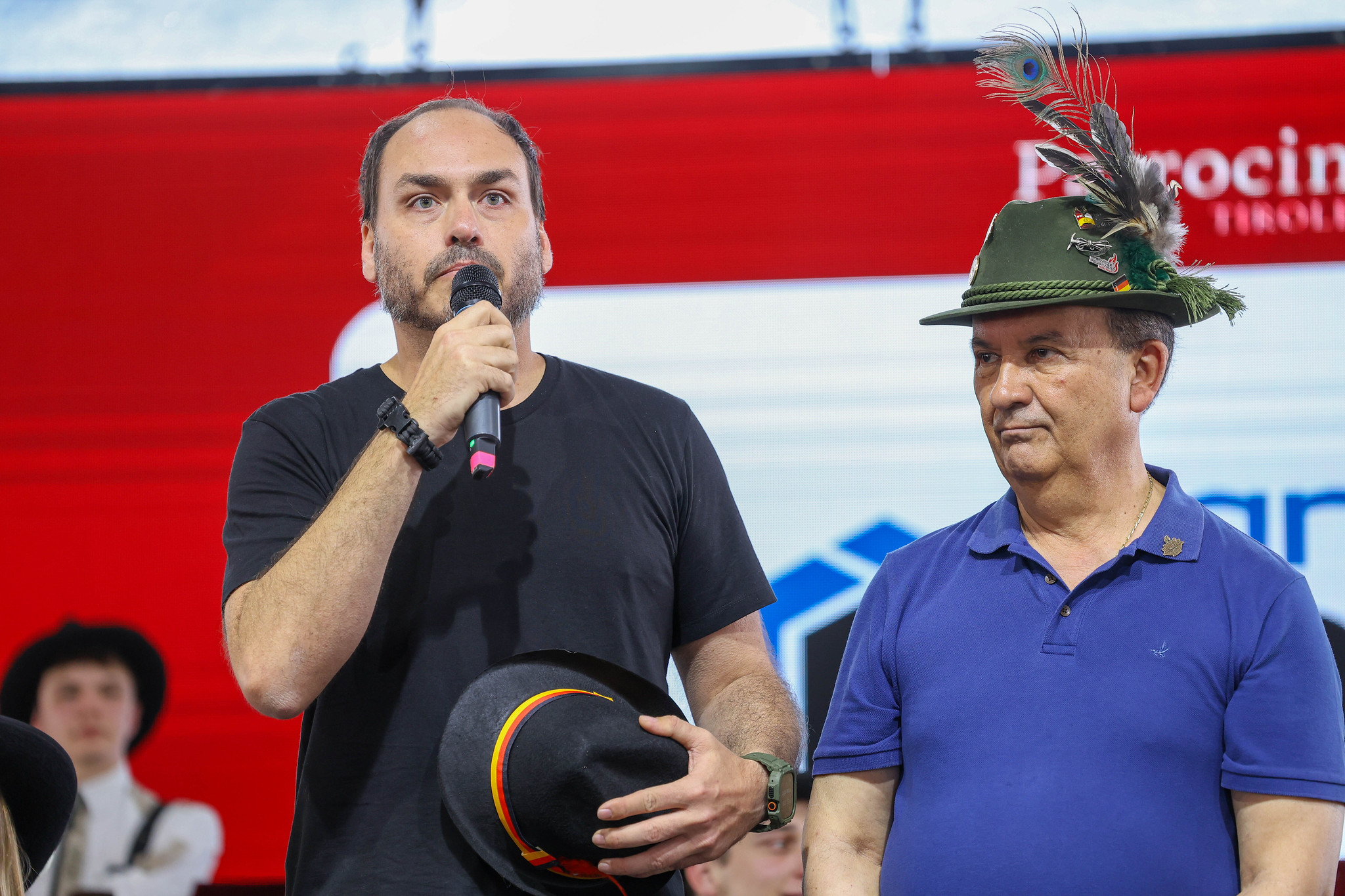 Carlos Bolsonaro enfrenta desafio de converter apoio de Bolsonaro em votos em SC