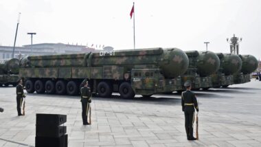 Lançadores de míssies intercontinentais da China são exibidos em parada militar