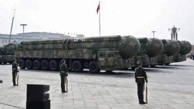 Lançadores de míssies intercontinentais da China são exibidos em parada militar