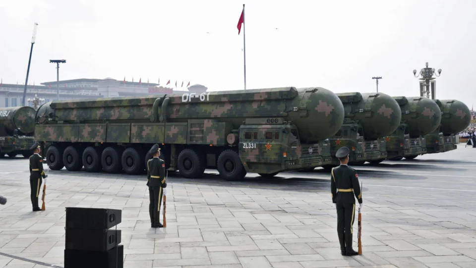 Lançadores de míssies intercontinentais da China são exibidos em parada militar