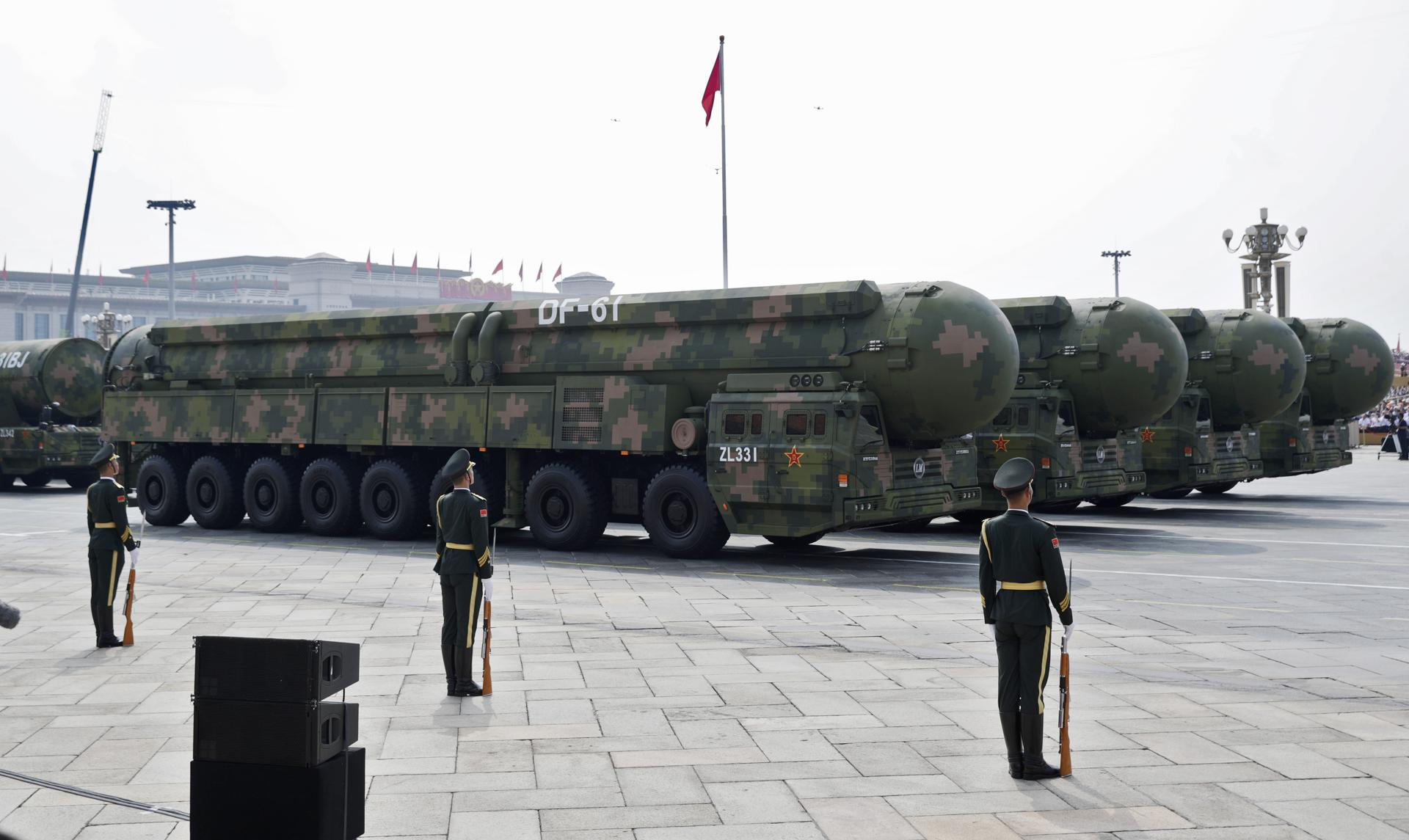 Lançadores de míssies intercontinentais da China são exibidos em parada militar
