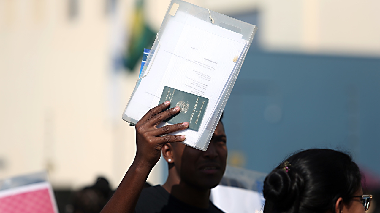 Desemprego fica em 5,3% em julho com renda estagnada, diz IBGE