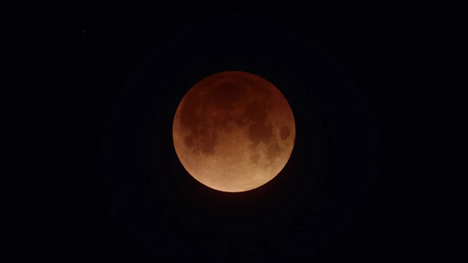 Durante o eclipse lunar, a atmosfera da Terra pode filtrar a luz solar e conferir à Lua tons avermelhados ou acobreados.