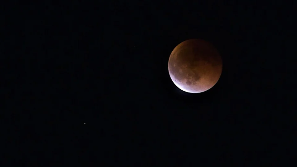 O eclipse lunar desta madrugada será parcial, mas 96,2% do disco da Lua ficará dentro da umbra no momento de maior obscurecimento.