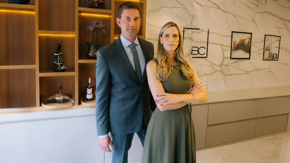 Maurício Beleski de Carvalho, sócio fundador, e Regiane Eleuza B. Mayrhofer, advogada do Beleski de Carvalho Sociedade de Advogados.
