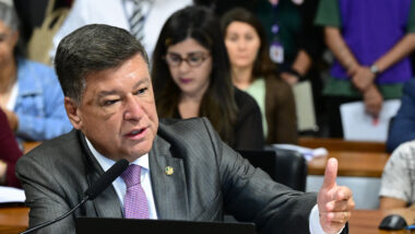 Oposição tentar abrir comissão parlamentar para investigar suspeitas envolvendo filho do presidente.