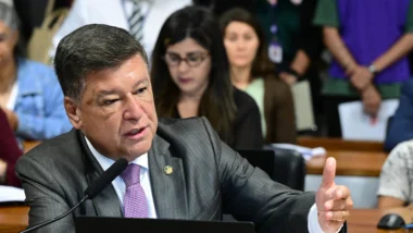 Oposição tentar abrir comissão parlamentar para investigar suspeitas envolvendo filho do presidente.