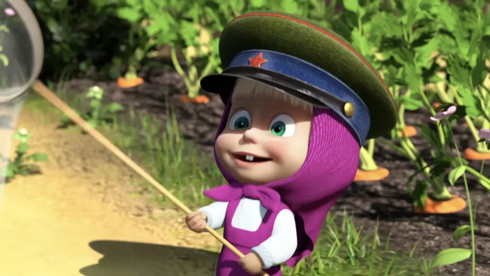 Cena do episódio "A fronteira está fechada" no qual o desenho Masha e o Urso normaliza símbolos da repressão da polícia política soviética.