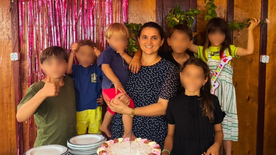 Com marido exilado após 8/1, mãe de seis cria filhos sozinha e tem bens bloqueados por Moraes