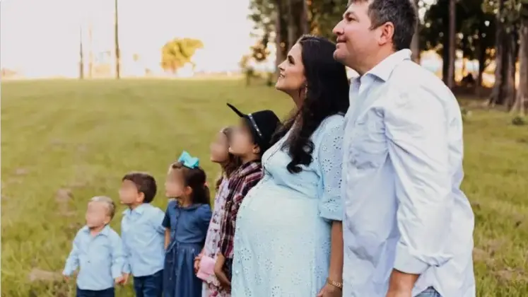 Essa é uma das última fotos que Ezequiel tem com a família; ele foi condenado em maio de 2024 e decidiu se refugiar em outro país logo após o nascimento do filho mais novo.