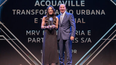 Mariana Huss, Gestora de Desenvolvimento Imobiliário da MRV, ao lado de Yorki Estefan, presidente do SindusCon-SP (Sindicato da Indústria da Construção Civil do Estado de São Paulo)