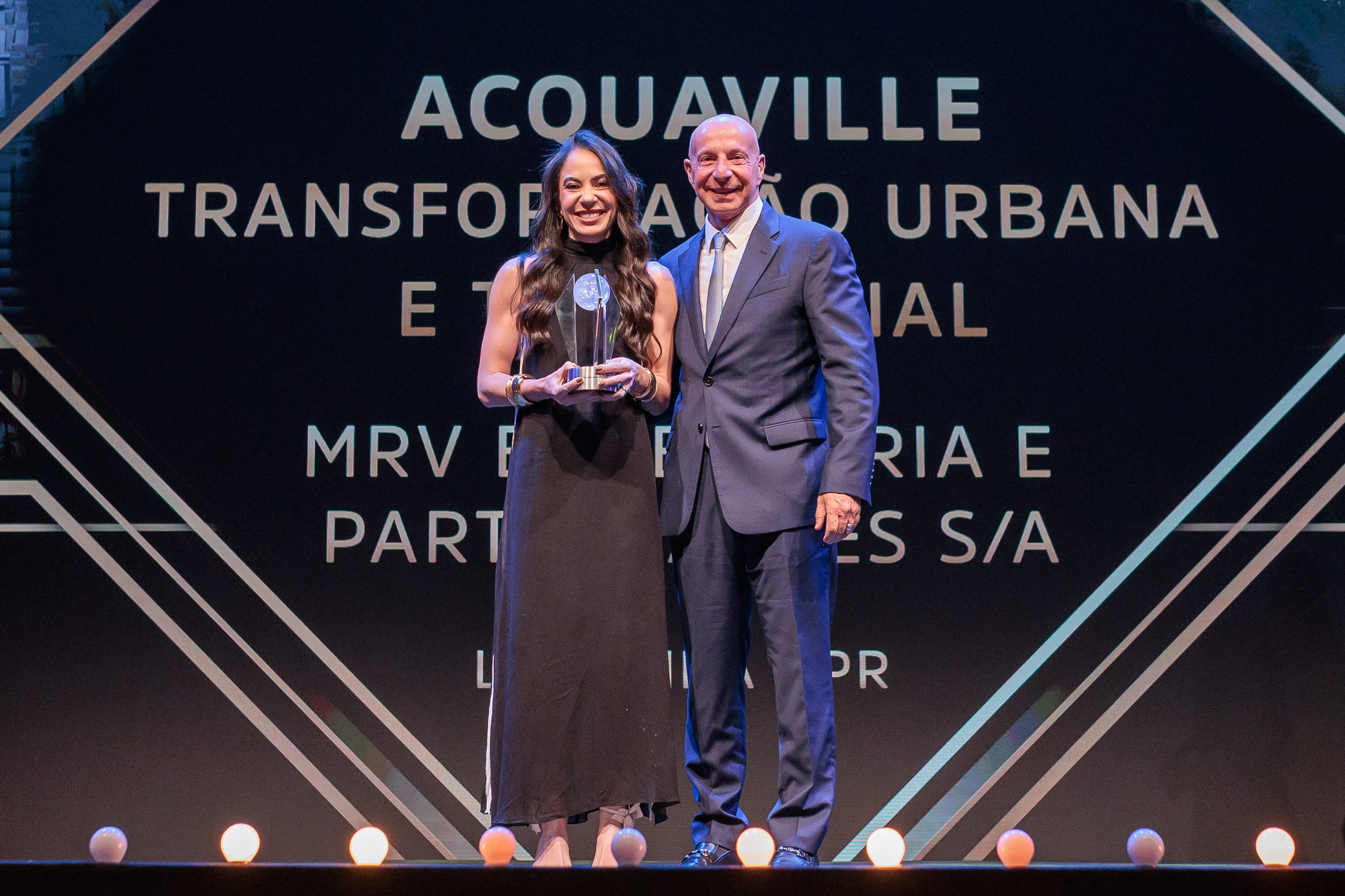 Mariana Huss, Gestora de Desenvolvimento Imobiliário da MRV, ao lado de Yorki Estefan, presidente do SindusCon-SP (Sindicato da Indústria da Construção Civil do Estado de São Paulo)