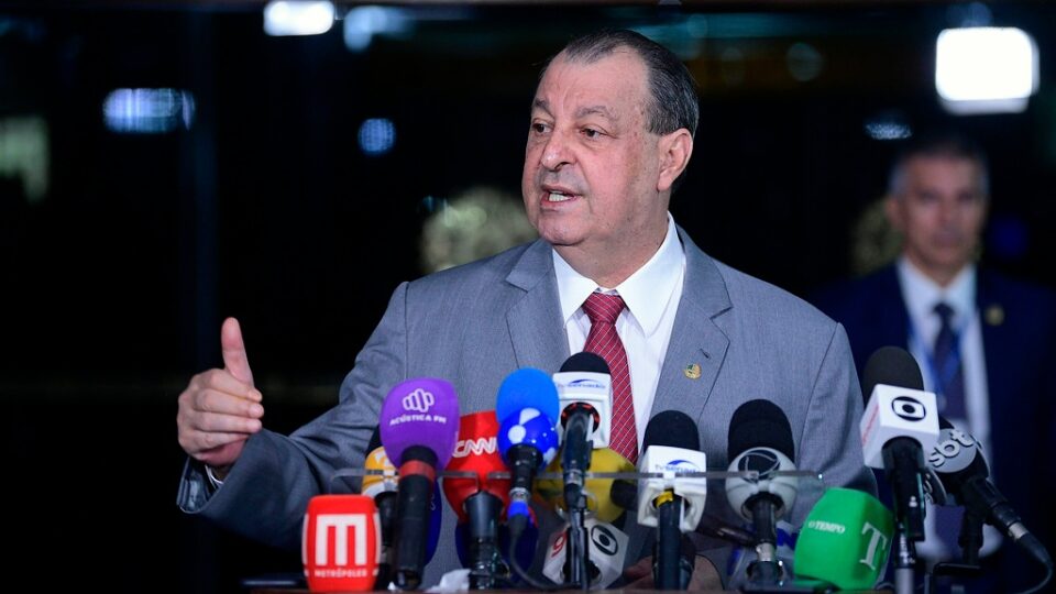 Aziz rejeita emendas e mantém texto da Câmara sobre fim da escala 6x1