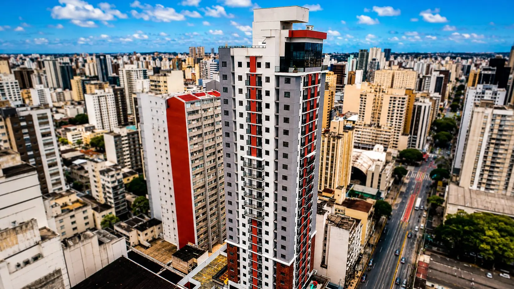Curitiba está entre as cidades brasileiras com maior valor médio do metro quadrado, em um mercado marcado pela valorização dos imóveis e pela crescente verticalização.